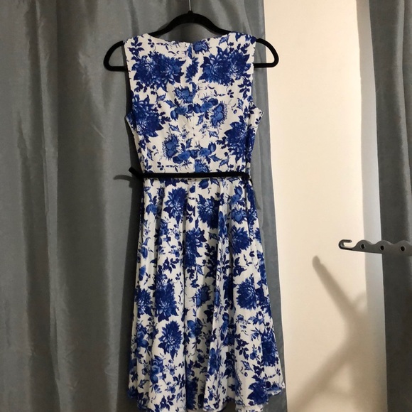 Beautiful white dress with blue flower design - Picture 2 of 2